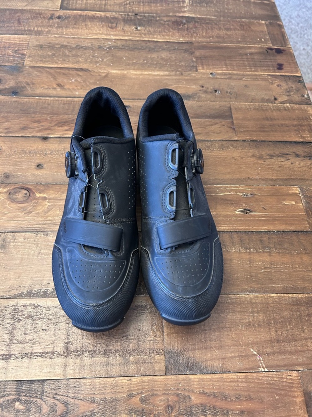 Women’s Black Athletic Cycling Shoes with Dial and Strap Closure